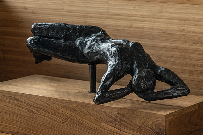 Een schets model van een zittende vrouw 1.3