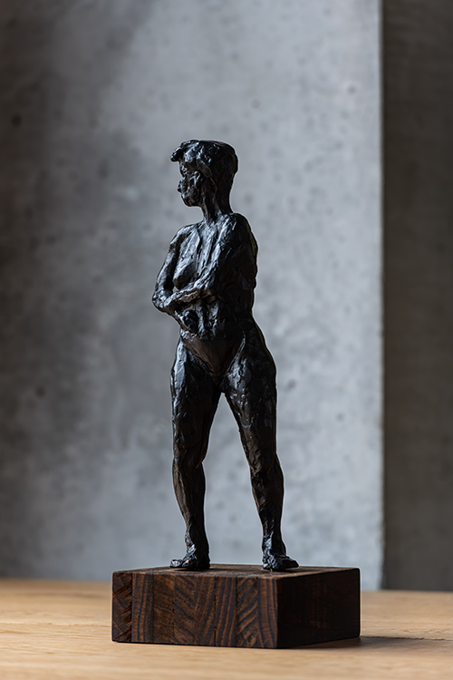 Een brons model van een vrouw 1.1