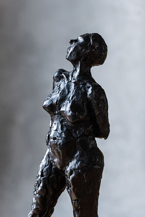 Een brons model van een vrouw 2.2