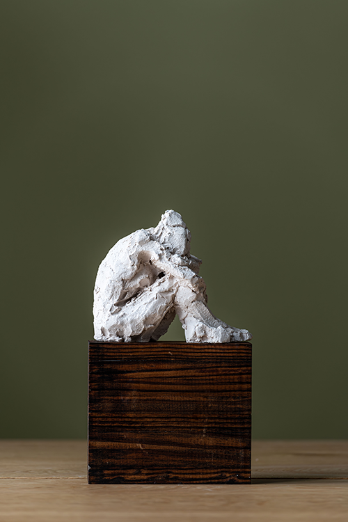 Een schets model van een zittende vrouw 1.3