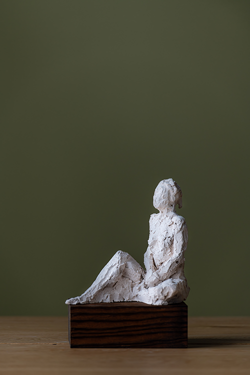 Een schets model van een zittende vrouw 1.2