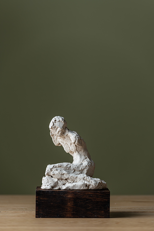 Een schets model van een zittende vrouw 1.1